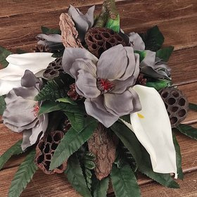 Stroik na cmentarz – sztuczne kwiaty kalla, magnolia, susz roślinny (35–40 cm)