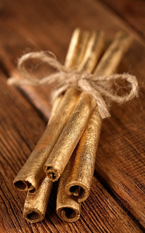 Złota wiązka cynamonu 15 cm – dekoracja świąteczna | GrandDeco