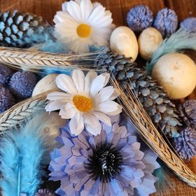 Suszone rośliny do skropienia olejkiem o ulubionym zapachu, całość w kolorystyce błękitów. Potpourri DIY