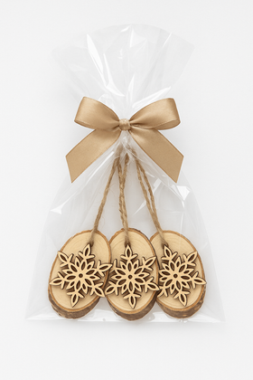 Zawieszki świąteczne drewniane gwiazdki na plasterkach drewna 3 szt. | GrandDeco