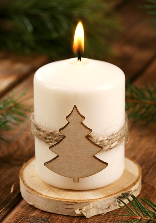 Świeca świąteczna z drewnianą choinką | Naturalna ozdoba GrandDeco na drewnie 6x8 cm | Pomysł na prezent bożonarodzeniowy