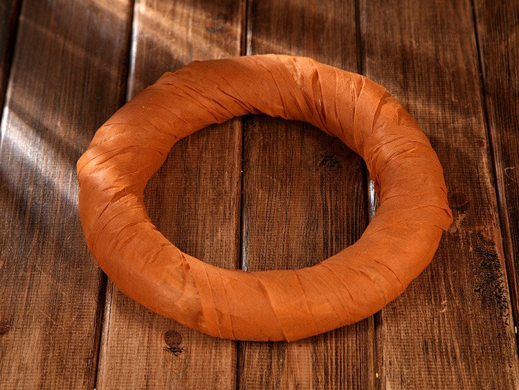 Wianek słomiany owinięty flizeliną brązowo-pomarańczową  25 cm