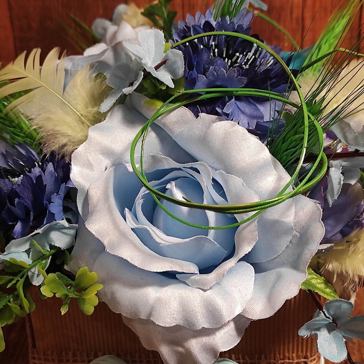 Bukiet róż, flowerbox, Kosz kwiatowy róże i kwiaty polne