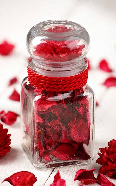 Suszone czerwone listki dekoracyjne 850 szt. | Barwione bordowe liście 2–3 cm | Ozdoby świąteczne DIY, stroiki, wieńce, pakowanie prezentów