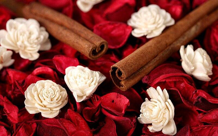 Suszone czerwone listki dekoracyjne 850 szt. | Barwione bordowe liście 2–3 cm | Ozdoby świąteczne DIY, stroiki, wieńce, pakowanie prezentów