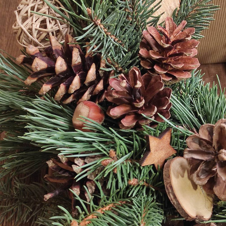 Wianek na drzwi z żywego igliwia z szyszkami  40-50 cm