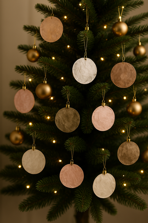 Muszle Capiz 7–11 cm 12 szt – GrandDeco  Naturalne, perłowe krążki do dekoracji świątecznych i zimowych aranżacji