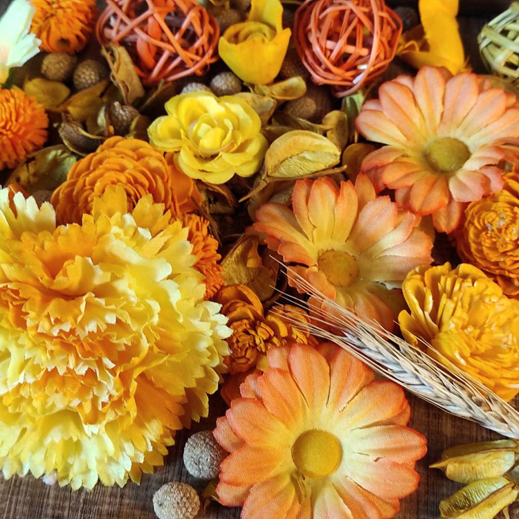 Suszone rośliny na Potpourri  kłosy zbóż, margaretki, kwiaty sola, kule ratanowe, płatki roślin