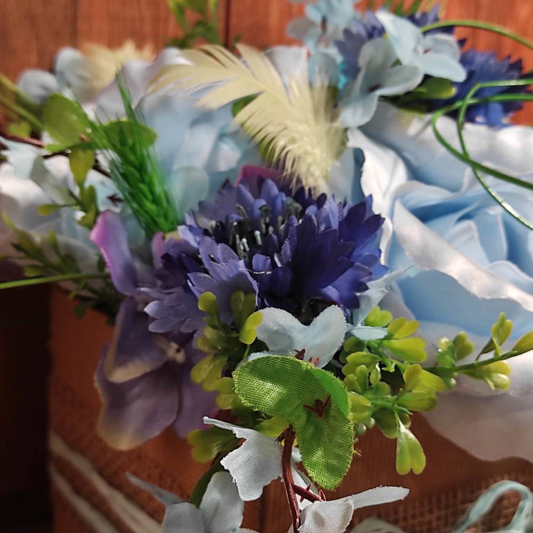 Bukiet róż, flowerbox, Kosz kwiatowy róże i kwiaty polne