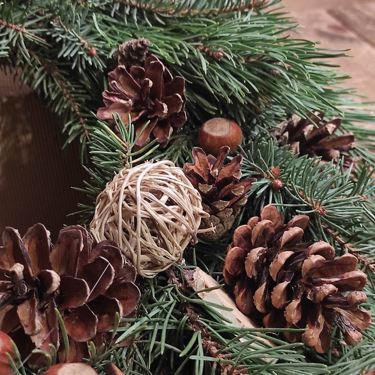 Wianek na drzwi z żywego igliwia z szyszkami  40-50 cm