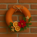 Wianek świąteczny jutowy 25 cm –pomarańczowy z klasycznymi dodatkami, gwiazda betlejemska, pomarańcze, cynamon i anyż