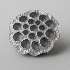 Srebrny kwiat lotosu 6–8 cm (6 szt.) – dekoracje świąteczne, stroiki, wieńce, aranżacje bożonarodzeniowe