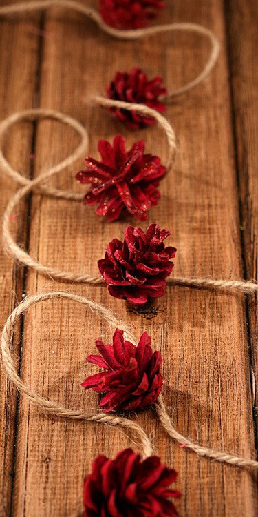 Szyszki czerwone 12 szt. GrandDeco – naturalne ozdoby świąteczne, stroiki, wieńce, choinka