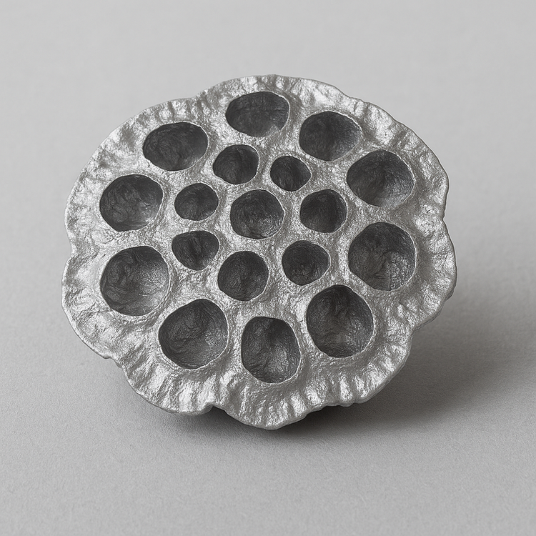 Srebrny kwiat lotosu 6–8 cm (6 szt.) – dekoracje świąteczne, stroiki, wieńce, aranżacje bożonarodzeniowe