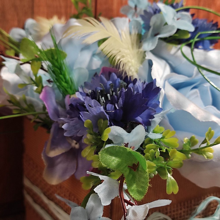 Bukiet róż, flowerbox, Kosz kwiatowy róże i kwiaty polne