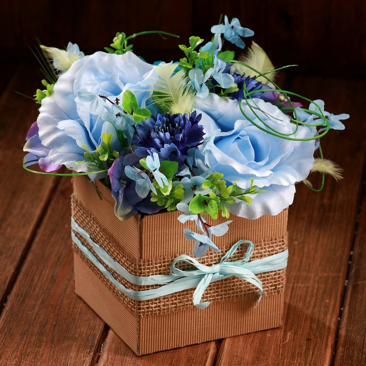 Bukiet róż, flowerbox, Kosz kwiatowy róże i kwiaty polne