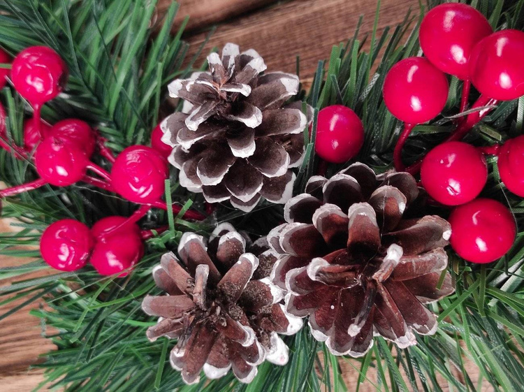 Wianek świąteczny, plastry naturalnego drewna, zimowa dekoracja 30-35cm