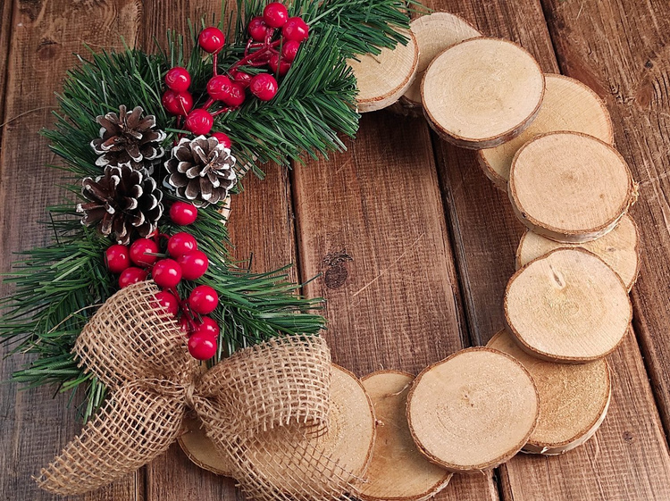 Wianek świąteczny, plastry naturalnego drewna, zimowa dekoracja 30-35cm