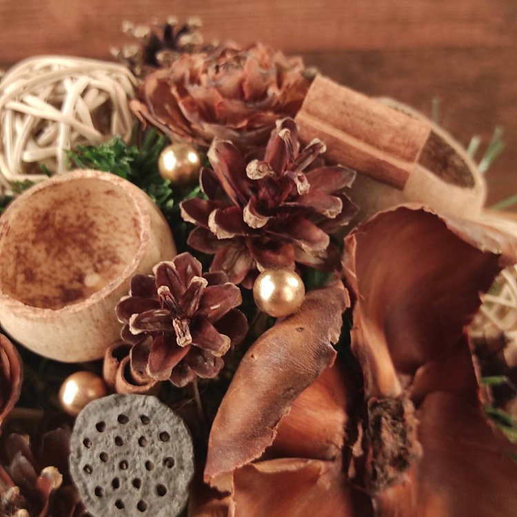 Dekoracja świąteczna box GrandDeco 20-25 cm – naturalna ozdoba z szyszek i cynamonu, rustykalny styl