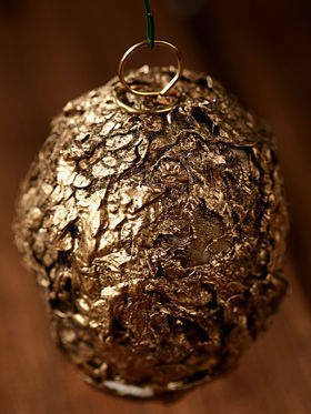 Ozdoba świąteczna-złota bombka zdobiona porostami