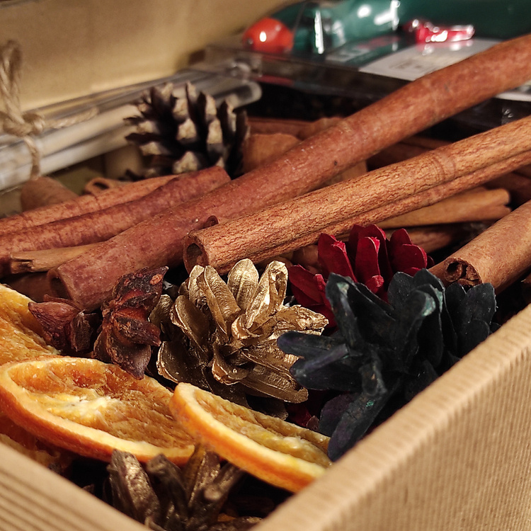 Świąteczny Box DIY – szyszki & cynamon + klej