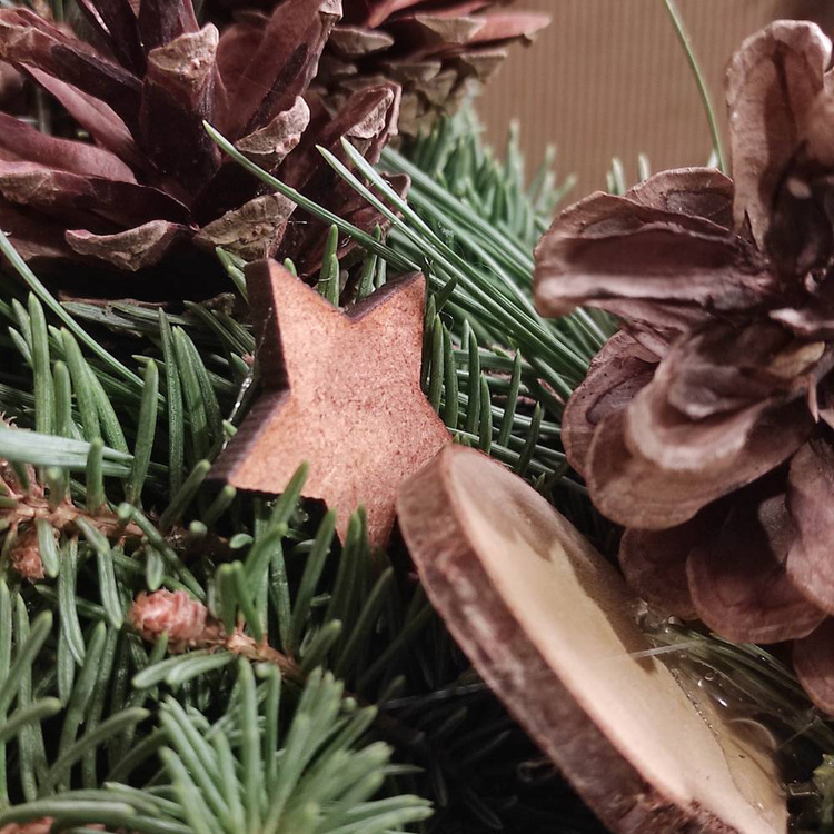 Wianek na drzwi z żywego igliwia z szyszkami  40-50 cm