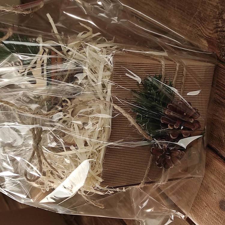 Kosz prezentowy  ŚWIĘTA W NATURZE stroik świąteczny w ozdobnym pudełku