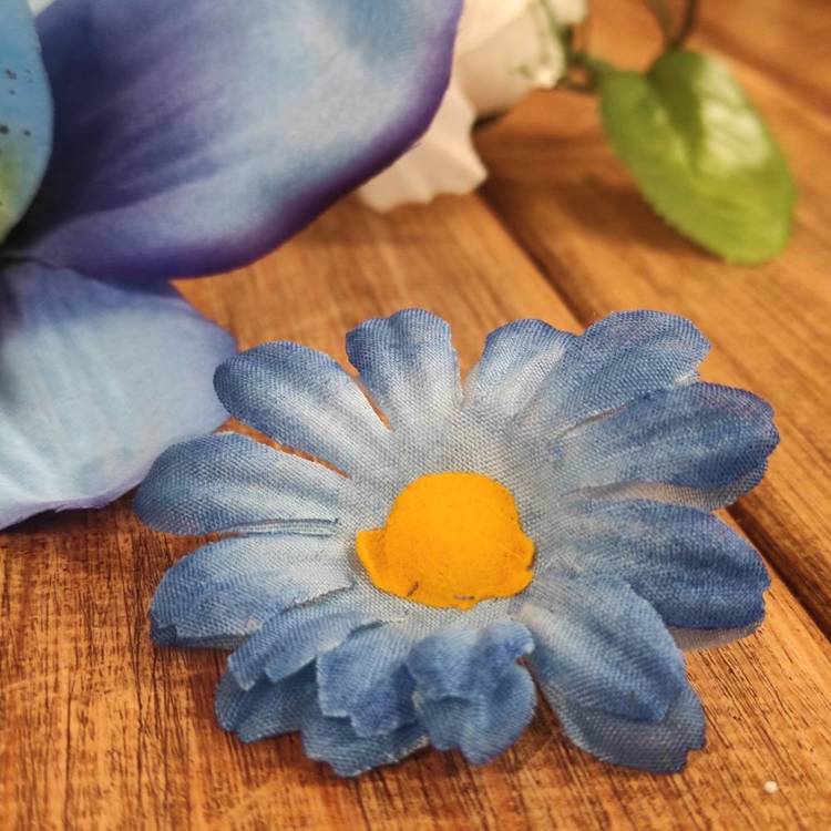 SZTUCZNE KWIATY Kwiaty sztuczne niebiesko-białe CENA ZA OPAKOWANIE 6 szt